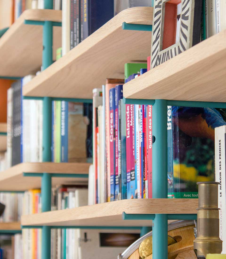 detail d'une bibliothèque design en bois et acier de couleur bleu