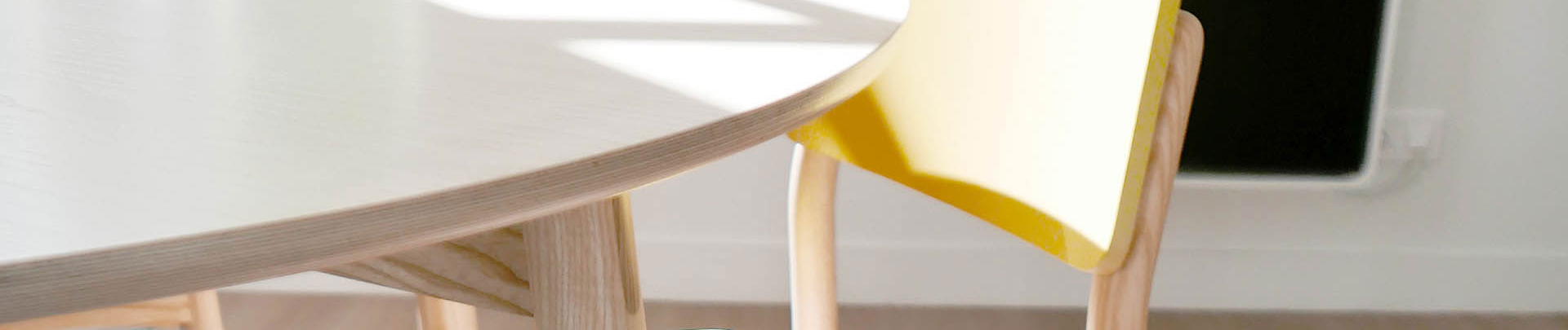 chaise et table en bois design, de couleur jaune et bleu, dans un espace de travail