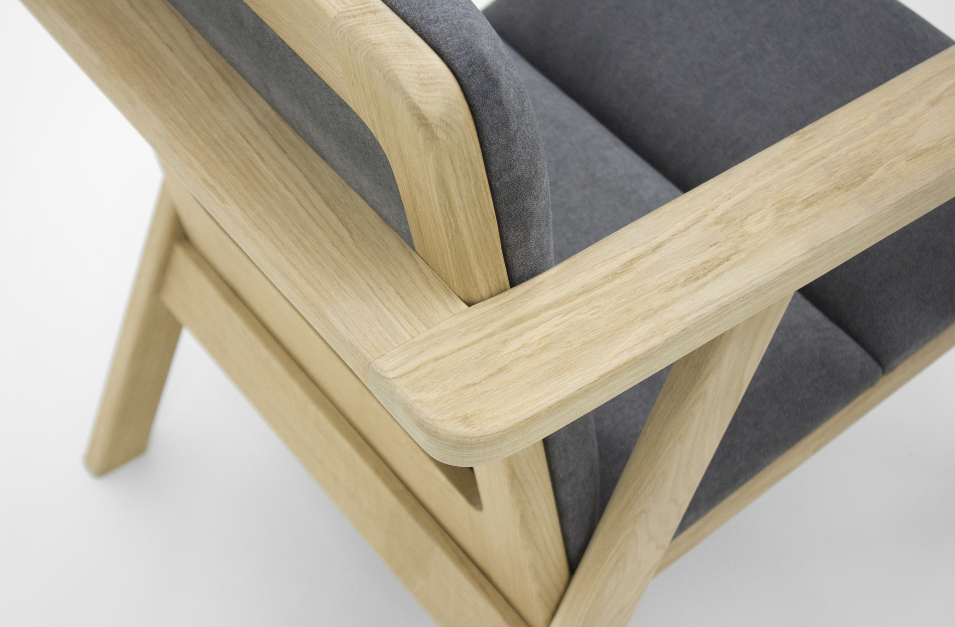 detail d'un fauteuil design bois et assise tissu